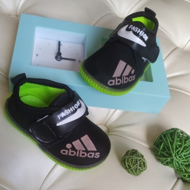 Тапочки adidas (черные)